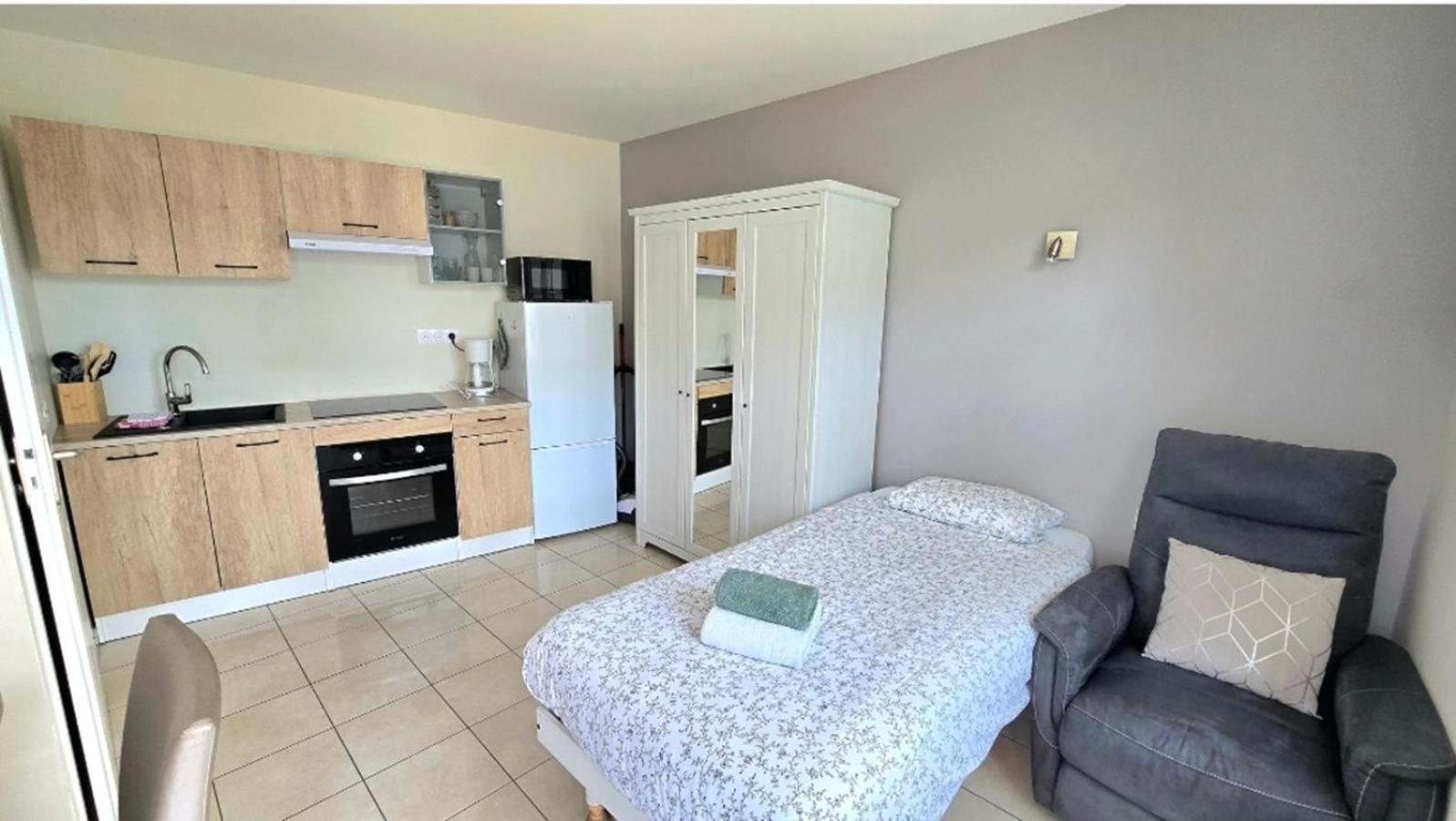 Residences Les Sansonnets "Appartements & Studios" Jonzac Bagian luar foto